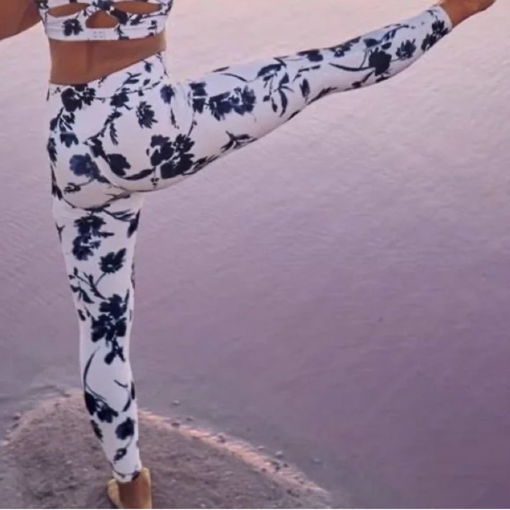 Athleta printed crop workout pants